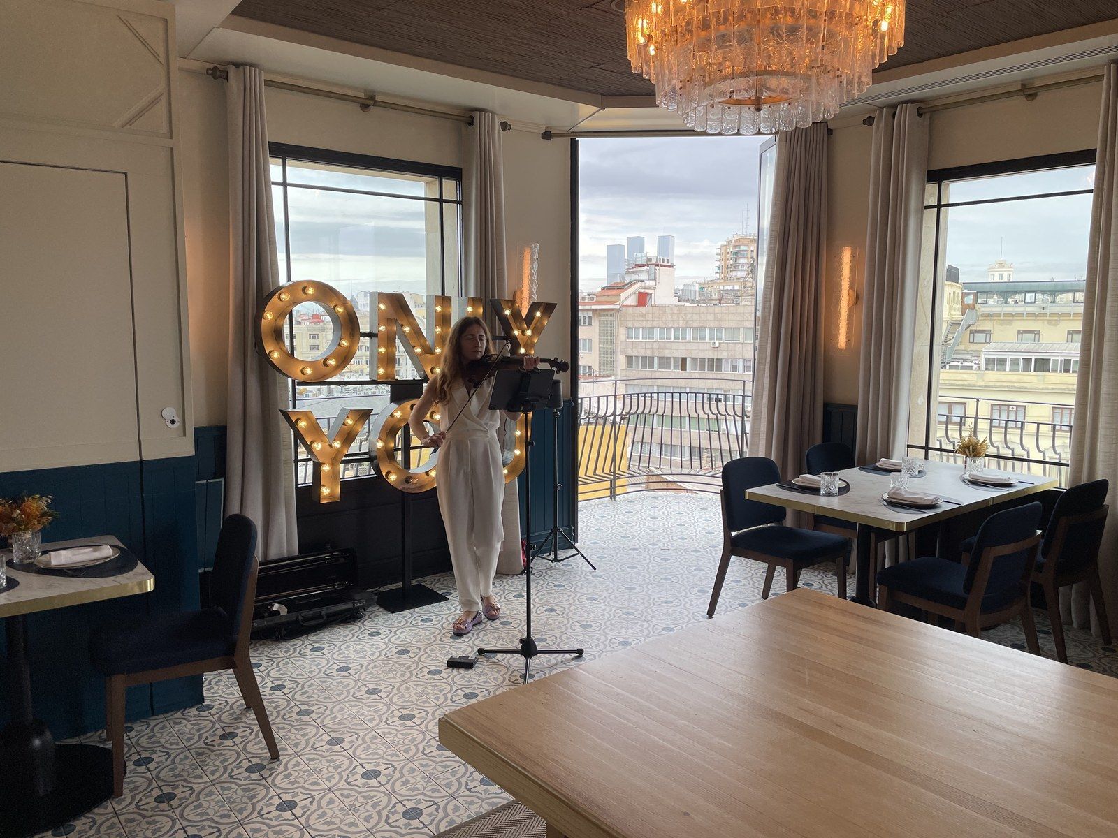 Laura Gallego tocando el violín en el Only YOU Hotel