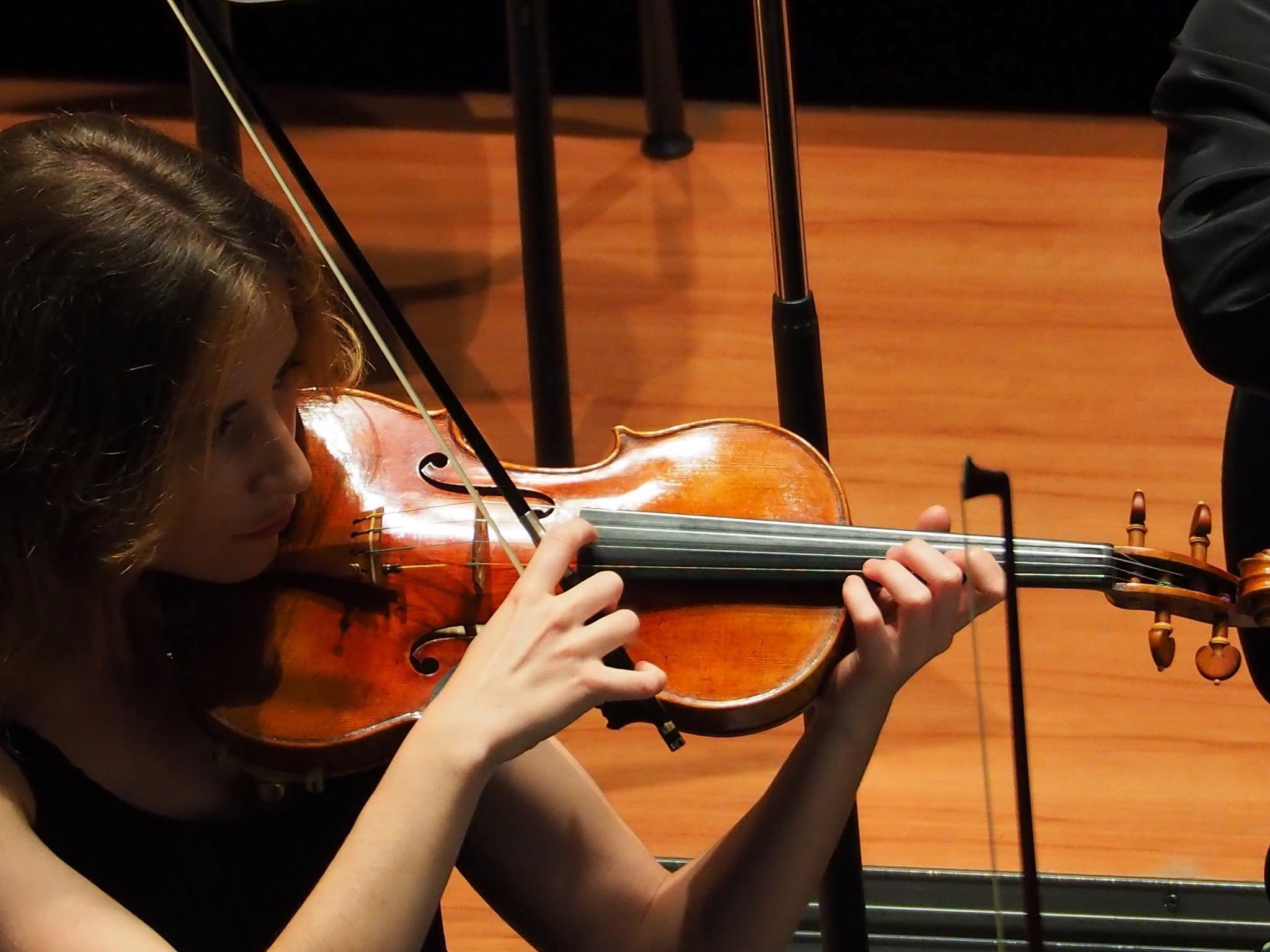 Laura Gallego tocando el violín en concierto de orquesta